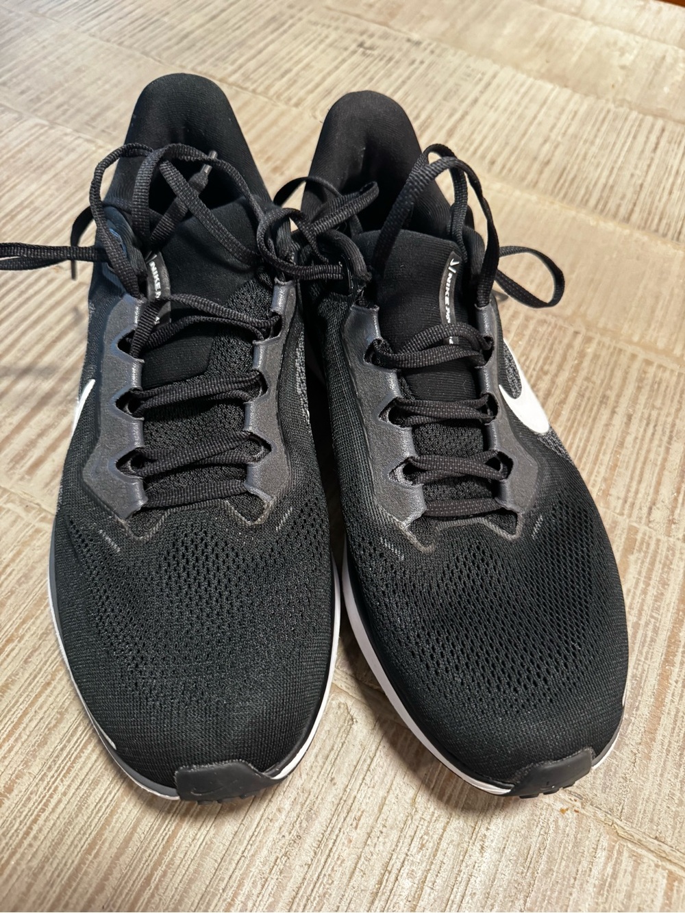 Nike Men’s Black and White Athletic Running Shoes
